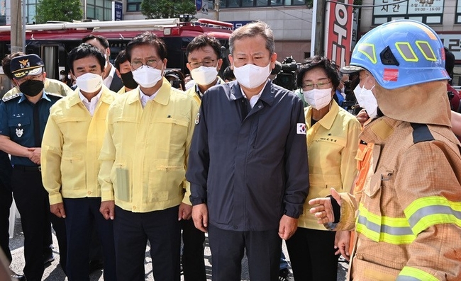 이상민 행정안전부장관이 5일 오후 경기도 이천시 관고동 병원 화재현장을 방문해 소방관계자로부터 사고현황을 듣고 있다.