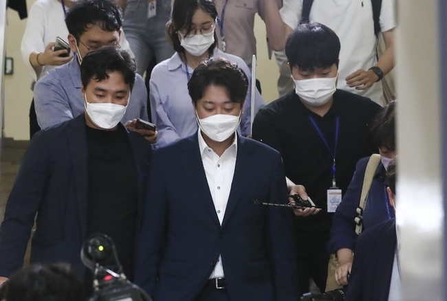 이준석 국민의힘 대표가 8일 오전 서울 여의도 국회 국민의힘 대회의실에서 열린 당 중앙윤리위원회에 출석해 소명을 마친 후 국회를 나서고 있다. (공동취재사진)