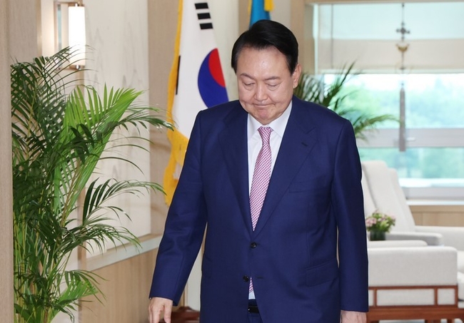 윤석열 대통령이 지난달 29일 서울 용산 대통령실 청사에서 열린 주한대사 신임장 제정식에 입장하고 있다. (대통령실통신사진기자단)