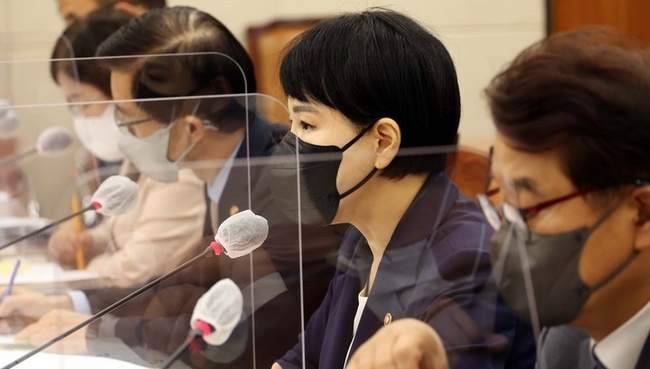  전현희 국민권익위원장이 27일 서울 여의도 국회에서 열린 정무위원회 전체회의에 출석해 의원 질의에 답변하고 있다. (공동취재사진) 