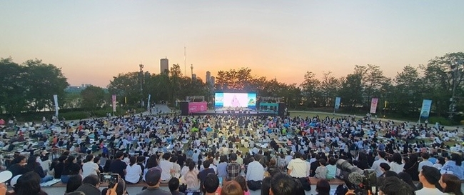 서울페스타 2022가 오는 10일부터 14일까지 닷새 간 잠실 종합운동장을 중심으로 서울 전역에서 개최된다. 축제 기간 동안 세계 최대 전기차 경주대회인 '2022 서울 E-프리(SEOUL E-PRIX)'를 비롯해 K팝 콘서트, 서울쇼핑페스타 등의 다채로운 행사가 진행된다. (사진=서울시 제공)