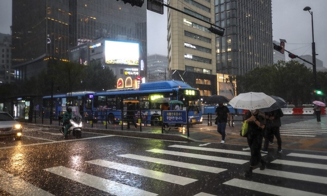  전국적으로 장맛비가 내리고 있는 지난 6월23일 오후 서울 종로구 광화문광장 인근에서 쏟아지는 폭우에 시민들이 우산을 쓴 채 이동하고 있다. (사진=뉴시스)