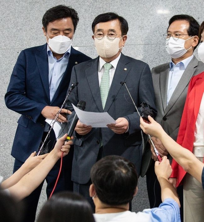 병수 국민의힘 상임전국위원회 의장(왼쪽 두 번째)이 5일 서울 여의도 국회 의원회관에서 열린 제4차 상임전국위원회를 마친 후 취재진 질문에 답하고 있다. (공동취재사진)