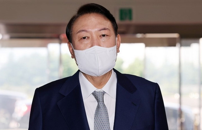 윤석열 대통령이 26일 서울 용산 대통령실 청사로 출근하며 취재진 질문에 답변하고 있다. (대통령실통신사진기자단)