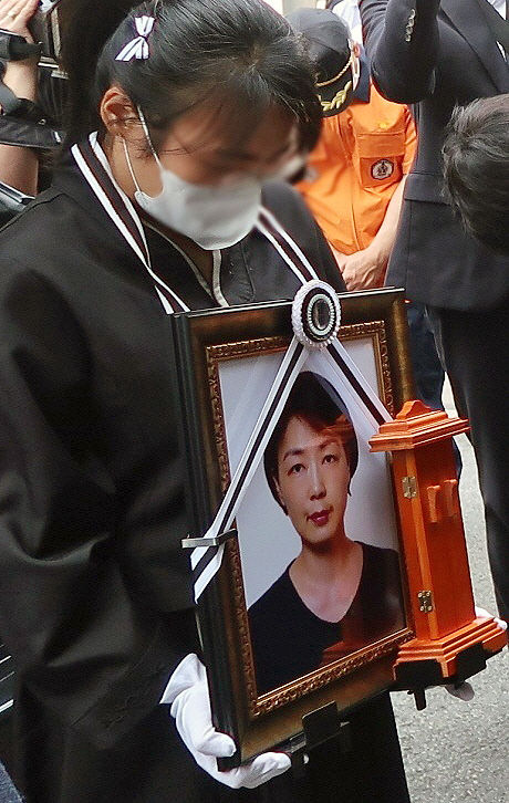 지난 5일 이천 투석 병원 화재 현장에서 환자를 지키다 숨진 간호사 현은경 씨의 발인이 7일 경기도 이천시 경기도의료원 이천병원 장례식장에서 엄수되고 있다. (사진=대한간호협회 제공)