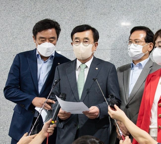 서병수 국민의힘 상임전국위원회 의장(왼쪽 두 번째)이 5일 서울 여의도 국회 의원회관에서 열린 제4차 상임전국위원회를 마친 후 취재진 질문에 답하고 있다. (공동취재사진)