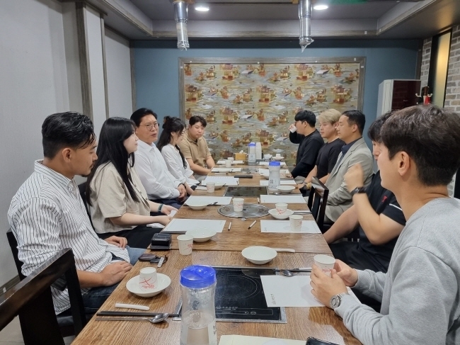 송석준 의원이 지난 6일 긴급 청년간담회 자리에서 청년들의 질문에 대답하고 있다.