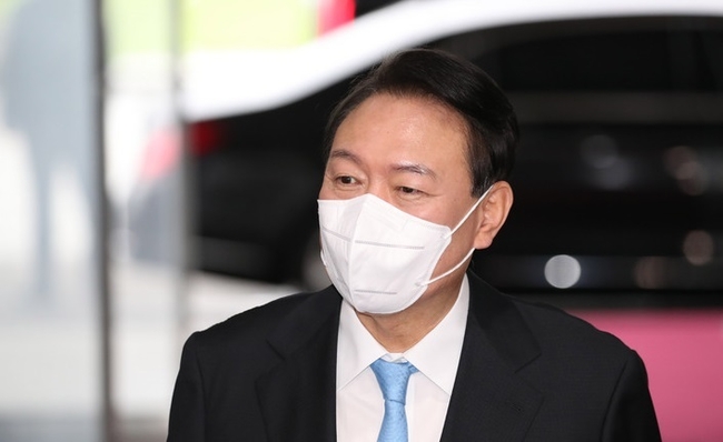 윤석열 대통령이 지난 8일 서울 용산 대통령실 청사로 출근하며 취재진 질문에 답변하고 있다. (사진=뉴시스 제공)