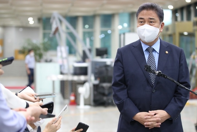 박진 외교부 장관이 8일 서울 종로구 외교부에서 한중 외교장관 회담 위해 출국에 앞서 도어스테핑을 하고 있다. (사진=뉴시스 제공)