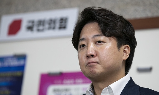  이준석 국민의힘 대표가 지난 7월7일 오후 서울 여의도 국회 국민의힘 대회의실에서 열린 당 중앙윤리위원회에 출석하며 입장을 말하고 있다.(사진=뉴시스 제공)