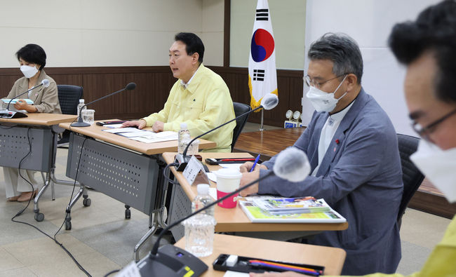 윤석열 대통령이 11일 서울 서초구 하나로마트 양재점에서 열린 제5차 비상경제민생회의에서 발언하고 있다.(사진=뉴시스 제공) 