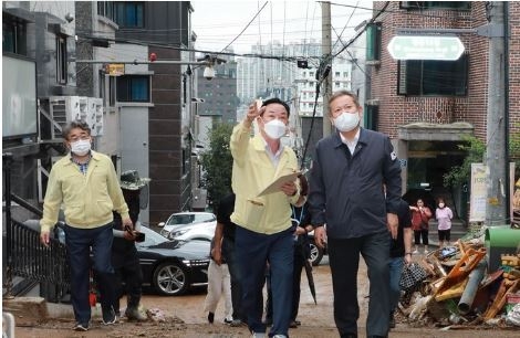 이상민 행정안전부 장관이 11일 오후 서울 관악구 청룡산 자락 풍수해 피해 지역을 방문해 산사태가 발생한 지역을 둘러보고 있다. (사진=행정안전부 제공) 