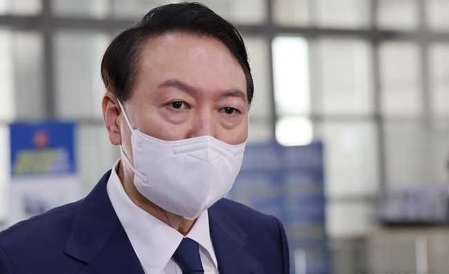  윤석열 대통령이 12일 서울 용산 대통령실 청사로 출근하며 취재진 질문에 답변하고 있다. (사진=뉴시스 제공)