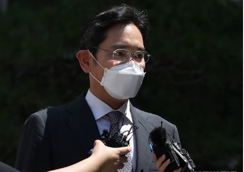  이재용 삼성전자 부회장이 12일 오후 서울 서초구 서울중앙지방법원에서 열린 회계부정, 부당합병 혐의 관련 1심 속행공판에 출석했다가 법원을 나서며 '광복절 복권'과 관련한 취재진의 질문에 "국가 경제 위해 열심히 뛰겠다"고 답하고 있다. (사진=뉴시스 제공)