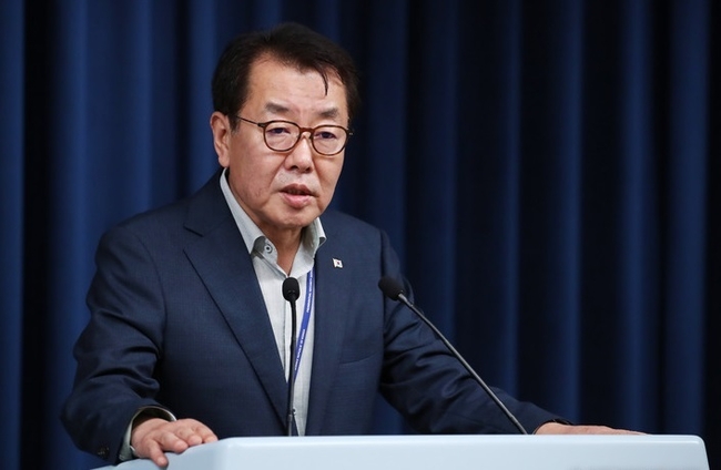최영범 홍보수석이 27일 서울 용산 대통령실 청사 브리핑룸에서 윤석열 대통령과 권성동 국민의힘 당대표 직무대행 겸 원내대표의 문자 메시지 관련 질문에 답변하고 있다.(사진=뉴시스 제공)