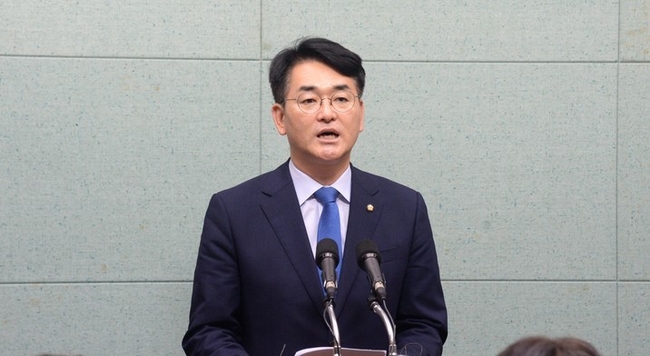 박용진 더불어민주당 당대표 후보가 12일 전북 전주시 전북도의회 기자회견장을 방문해 전당대회와 관련한 기자간담회를 갖고 질의에 답변하고 있다.