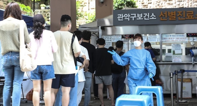 지난 10일 오전 서울시 관악구보건소 선별진료소에서 시민들이 검사를 받기 위해 줄 서 있다.(사진=뉴시스)