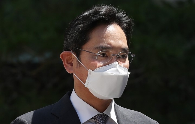  이재용 삼성전자 부회장이 12일 오후 서울 서초구 서울중앙지방법원에서 열린 회계부정, 부당합병 혐의 관련 1심 속행공판에 출석했다가 법원을 나서며 '광복절 복권'과 관련한 취재진의 질문에 "국가 경제 위해 열심히 뛰겠다"고 답하고 있다. (사진=뉴시스)