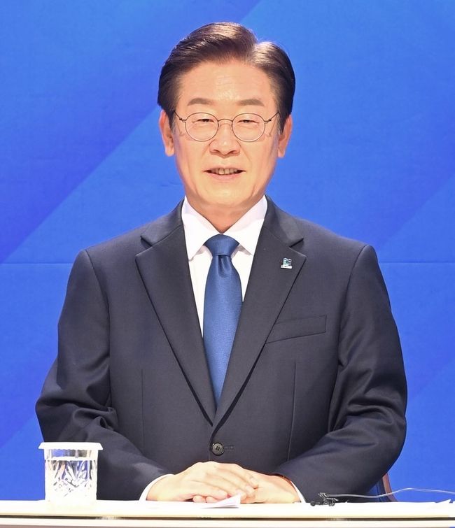  10일 대전 유성구 TJB 대전방송에서 열린 '더불어민주당 당대표 후보자 방송 토론회'에서 이재명 후보가 토론회 시작을 기다리고 있다. (공동취재사진)