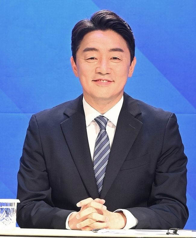  10일 대전 유성구 TJB 대전방송에서 열린 '더불어민주당 당대표 후보자 방송 토론회'에서 강훈식 후보가 토론회 시작을 기다리고 있다. (공동취재사진)