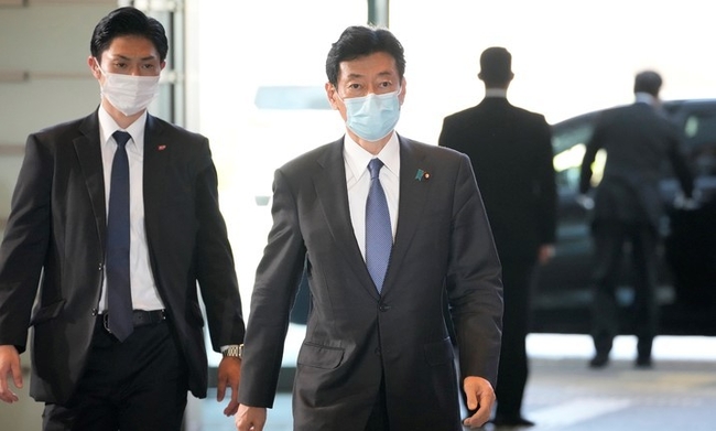 니시무라 야스토시 일본 경제산업상이 지난 10일 도쿄 총리 관저에 도착해 걸어가고 있다.