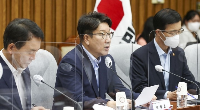  권성동(가운데) 국민의힘 원내대표가 10일 오후 국회에서 열린 수해대책점검 긴급 당·정 협의회에서 발언을 하고 있다. (공동취재사진)