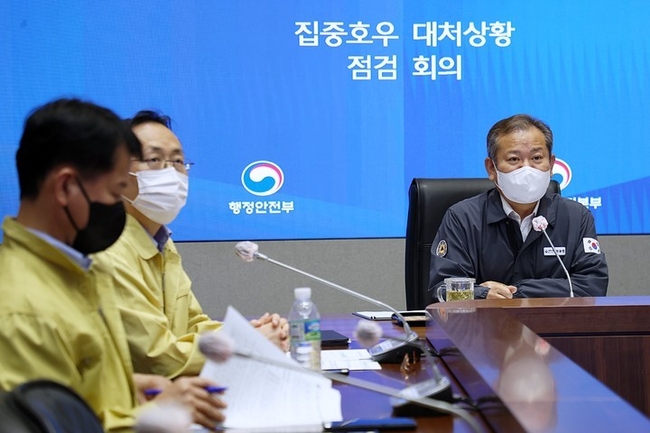 이상민 행정안전부 장관이 12일 오후 정부서울청사 서울상황센터에서 열린 집중호우 피해수습 및 응급복구 현황 점검 회의에서 모두발언을 하고 있다. (사진=행정안전부 제공) 