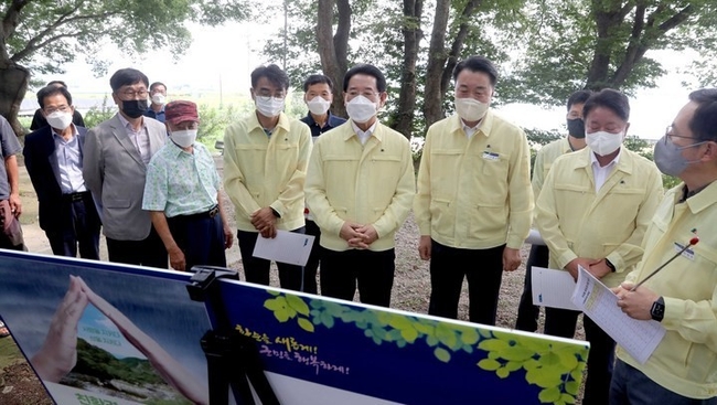 김영록 전남도지사(오른쪽 네 번째)가 13일 화순군 도곡면 덕산마을 산사태취약지구를 방문해 현장상황을 청취하고, 주민·관계자들을 격려한 후 “장마철 인명피해 예방을 위해 철저히 사전 대비 해줄 것”을 당부하고 있다. (사진=전남도 제공) 