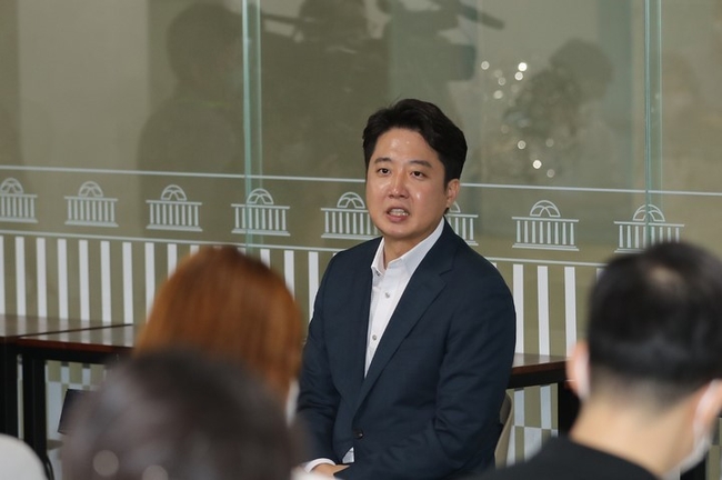  이준석 국민의힘 대표가 13일 오후 서울 여의도 국회 소통관에서 기자회견을 마치고 백브리핑을 하고 있다. (사진=뉴시스)