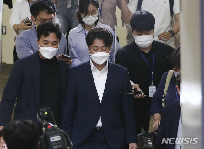 이준석 국민의힘 대표가 지난달 8일 오전 서울 여의도 국회 국민의힘 대회의실에서 열린 당 중앙윤리위원회에 출석해 소명을 마친 후 국회를 나서고 있다. (공동취재사진)
