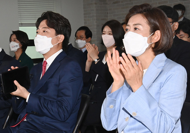 지난해 6월11일 당시 이준석 국민의힘 대표 당선자와 나경원 후보가 서울 영등포구 여의도동 국민의힘 당사에서 열린 전당대회에서 박수치고 있다. (사진=뉴시스 제공).