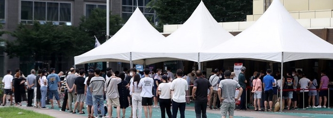 광복절 연휴에도 코로나19 확산세가 이어진 14일 오전 서울 송파구보건소 선별진료소에서 시민들이 코로나19 검사를 받기 위해 길게 줄지어 서 있다.(사진=뉴시스)