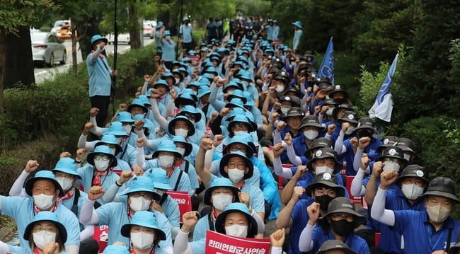 전국민주노동조합총연맹, 한국노동조합총연맹, 중앙통일선봉대 조합원들이 지난 13일 오전 서울 용산구 용산미군기지 3번게이트 앞에서 민주노총·한국노총·조선직업총동맹 중앙위원회 '남북노동자 3단체 결의대회'를 열고 민중 의례를 하고 있다. (사진=뉴시스)