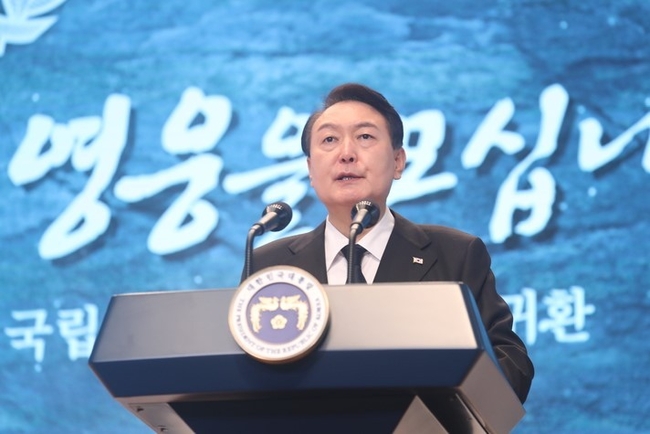 윤석열 대통령이 14일 서울 동작구 국립서울현충원 현충관에서 열린 한국광복군 선열 합동 봉송식에서 추모사를 하고 있다.