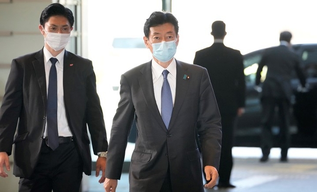 니시무라 야스토시 일본 경제산업상이 지난 10일 도쿄 총리 관저에 도착해 걸어가고 있다.