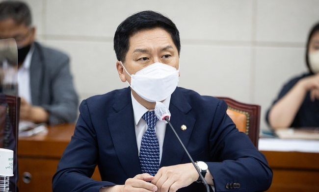 김기현 국민의힘 의원이 지난 1일 서울 여의도 국회에서 열린 국방위원회 전체회의에서 인사말을 하고 있다. (공동취재사진) 