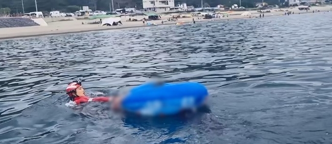 포항시 남구 구룡포읍 신창간이해변 인근 해상에서 튜브를 착용한 채 해상에서 표류하던 피서객이 구조됐다. (사진 = 포항해양경찰서 제공) 