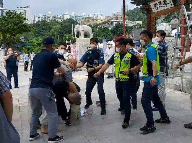 서울 강남구 봉은사의 한 스님이 조계종 노조원을 폭행한 혐의로 경찰에 체포됐다. (사진=박정규 조계종 민주노총 기획홍보부장 제공)
