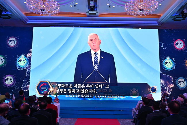 마이크 펜스 전 미국 부통령은 화상으로 보내온 기조연설에서 “핍박이 끝나기를 기도하며 세계 지도자들이 한데 뭉쳐 종교핍박을 당하는 모든 이를 위해 정의를 실현해 주시기를 촉구한다”고 말했다.