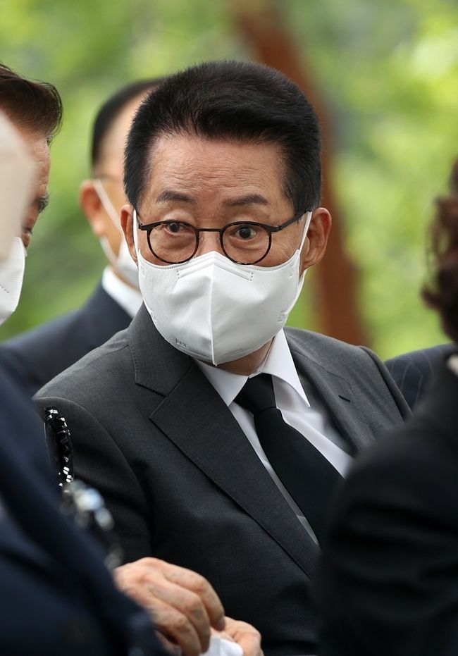  박지원 전 국가정보원장이 지난 6월10일 서울 동작구 국립서울현충원에서 열린 故 김대중 전 대통령 영부인 故 이희호 여사 3주기 추도식에 참석해 자리하고 있다.(사진=뉴시스 제공)
