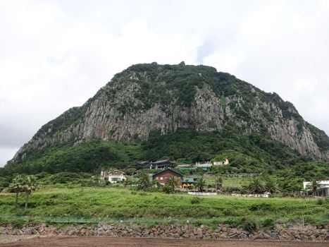 광복절을 맞은 15일 제주 서귀포시 산방산에 관광객들의 발길이 이어지고 있다.<br>
(사진=뉴시스 제공)