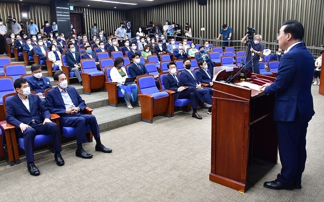  박홍근 더불어민주당 원내대표가 16일 서울 여의도 국회에서 열린 의원총회에서 발언을 하고 있다. (사진=뉴시스 제공)