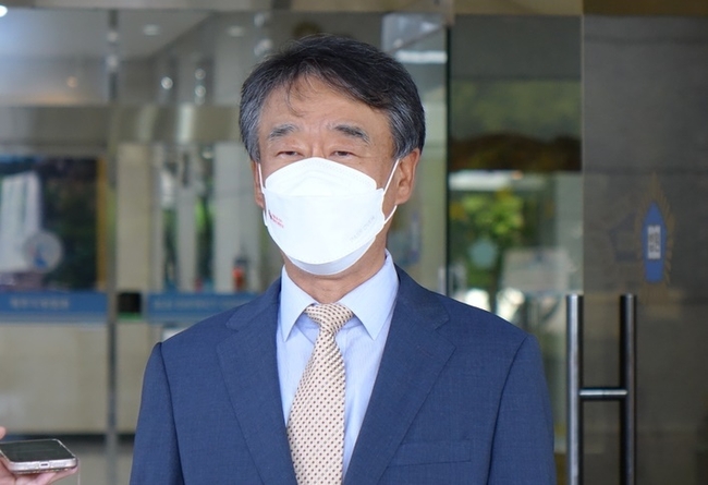 윤석열 정부 첫 대법관 후보에 제청된 오석준 제주지방법원장(60·사법연수원 19기) 이 28일 오후 제주지법에서 취재진 질문에 답변하고 있다.(사진=뉴시스 제공)