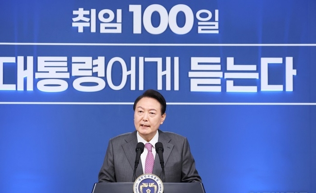 윤석열 대통령이 17일 서울 용산 대통령실 브리핑룸에서 열린 취임 100일 기자회견에서 취재진 질문에 답변하고 있다.(사진=뉴시스 제공)