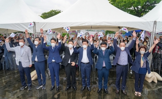  17일 제주시 구좌읍 해녀항일운동기념탑에서 열린 제주해녀항일운동 90주년 기념행사 참석자들이 만세를 외치고 있다. (사진=제주도 제공) 