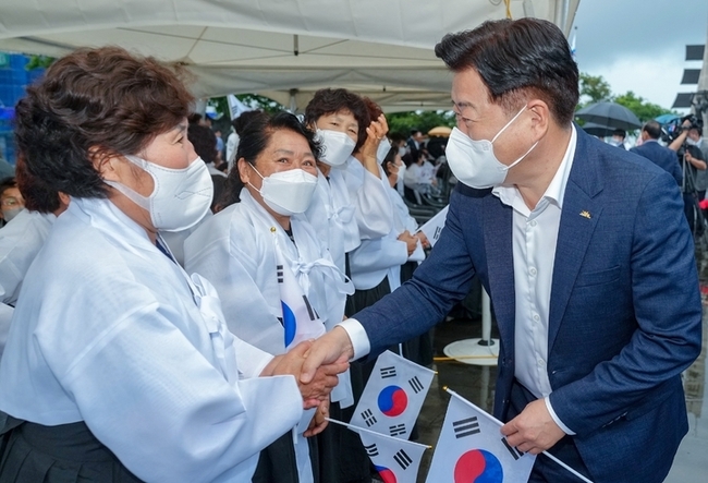 17일 제주시 구좌읍 해녀항일운동기념탑에서 열린 제주해녀항일운동 90주년 기념행사에 참석한 오영훈 제주도지사가 해녀들과 악수하고 있다. (사진=제주도 제공) 