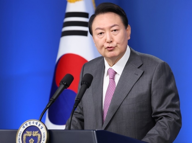  윤석열 대통령이 17일 서울 용산 대통령실 브리핑룸에서 열린 취임 100일 기자회견에서 취재진 질문에 답변하고 있다.(사진=뉴시스 제공)