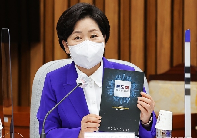  양향자 반도체산업 경쟁력강화 특별위원회 위원장이 1일 서울 여의도 국회에서 열린 반도체 산업 경쟁력 강화를 위한 당·정 정책협의회에서 활동 및 성과보고 홍보자료를 들어 설명하고 있다.(사진=뉴시스 제공)
