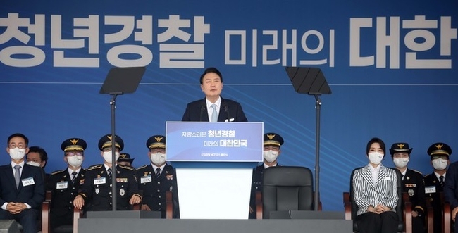 윤석열 대통령이 19일 충북 충주 중앙경찰학교 대운동장에서 열린 중앙경찰학교 310기 졸업식에서 축사하고 있다. (사진=뉴시스 제공)