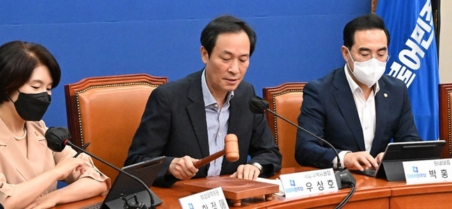 우상호 더불어민주당 비상대책위원장이 19일 서울 여의도 국회에서 열린 비상대책위원회의를 주재하고 있다. (사진=뉴시스 제공)